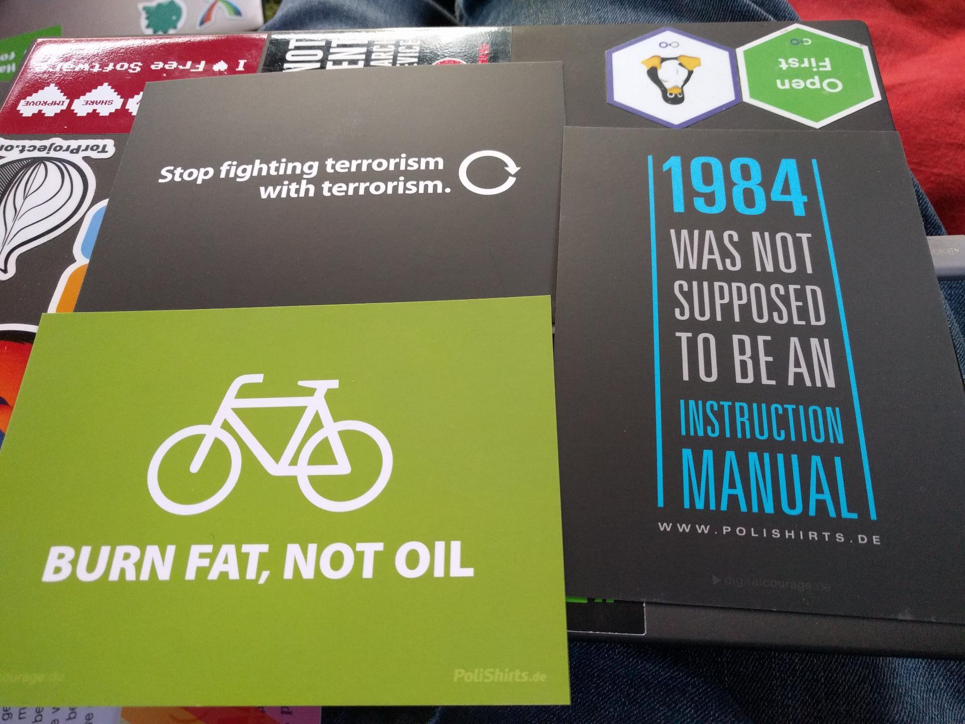 Photo d'une carte postale avec écrit « Burn Fat, Not Oil »